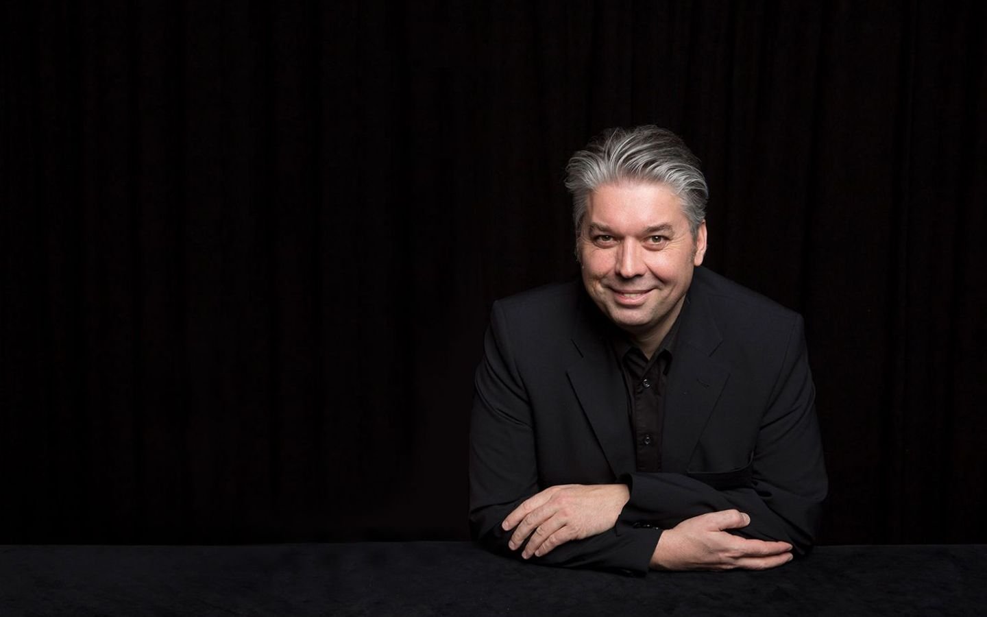 🎭 블랙 테이블 마술 극장 (블랙 테이블 매직 시어터 - 자우버테아터)